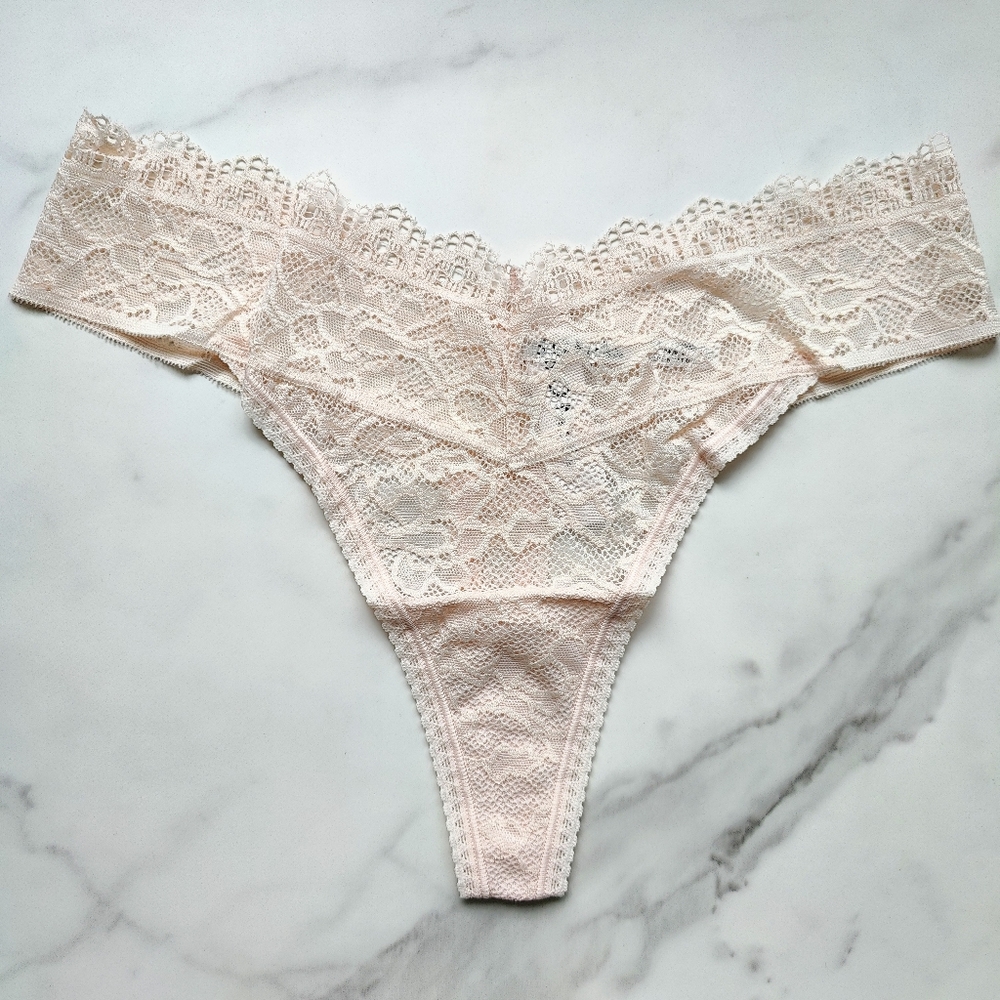 NWT SOMA EMBRACEABLE ENCHANTING ALL-OVER LACE THONG PANTY IN PEACH BLOSSOM MEDIU